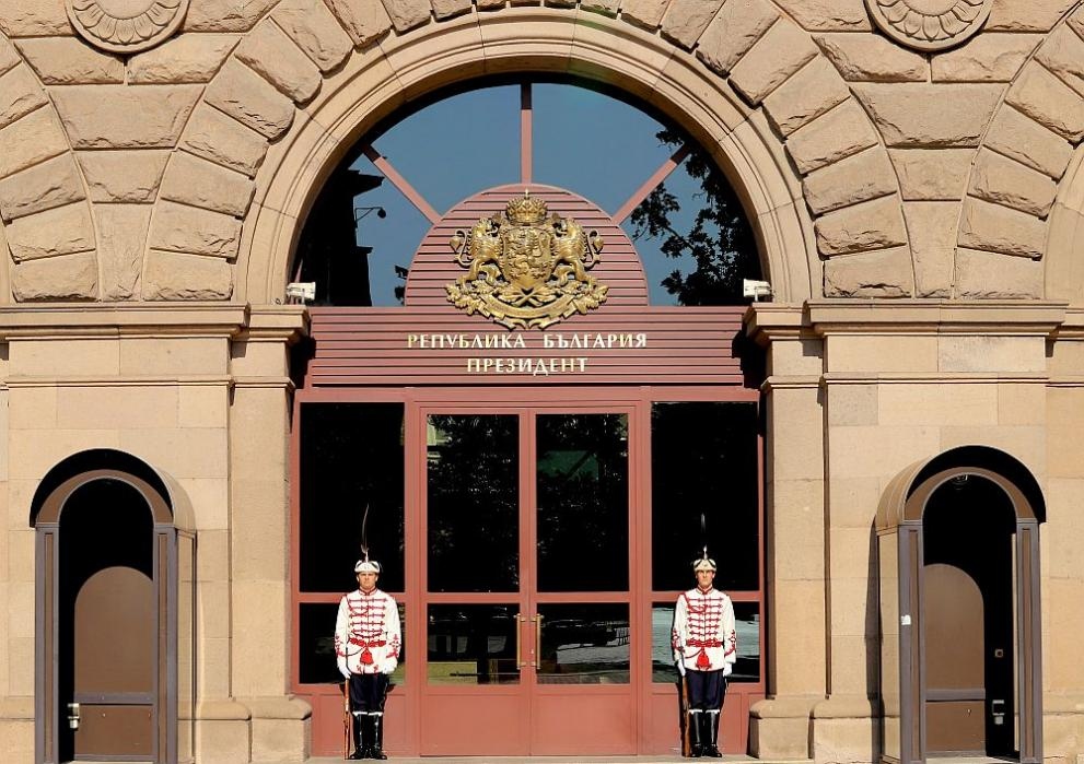 Инцидент пред Президентството решетка на отводнителен канал проби купето