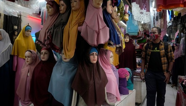 Франция забрани на момичетата да носят абая, а момчетата –