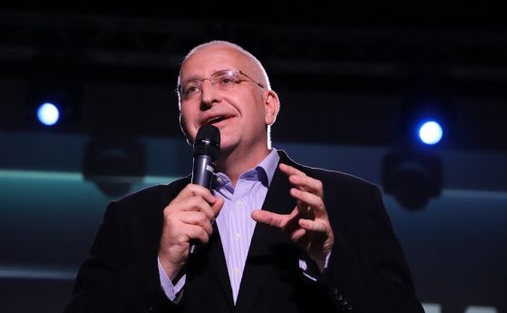 Според политолога Светослав Малинов президентът Румен Радев напълно е изоставил