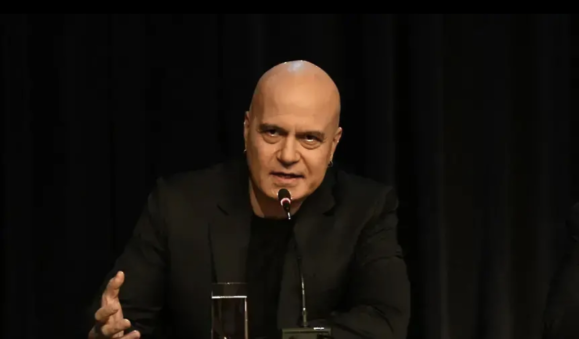 Лидерът на Има такъв народ Слави Трифонов коментира с пост