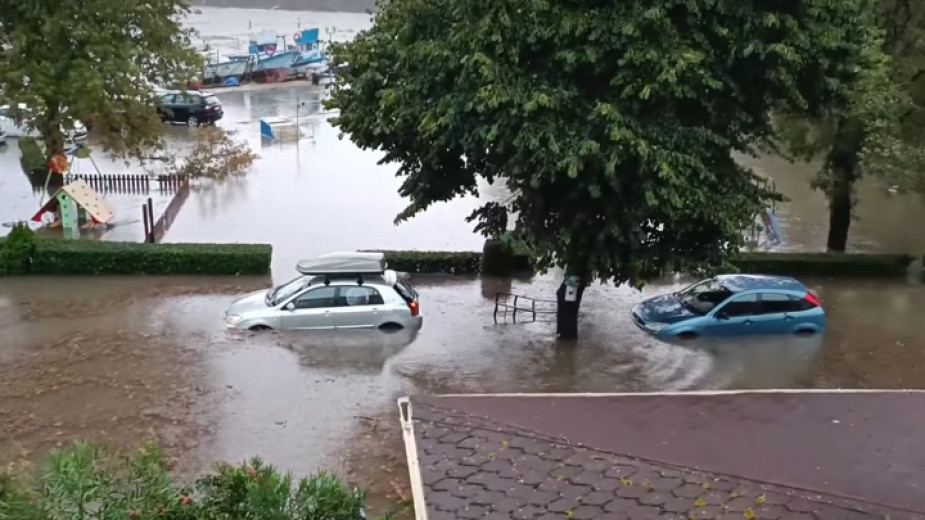 Обилните валежи от последните часове са предизвикали наводнения по морето. 
 
