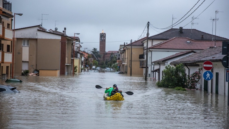Заради екстремни валежи и наводнения в Гърция един мъж е