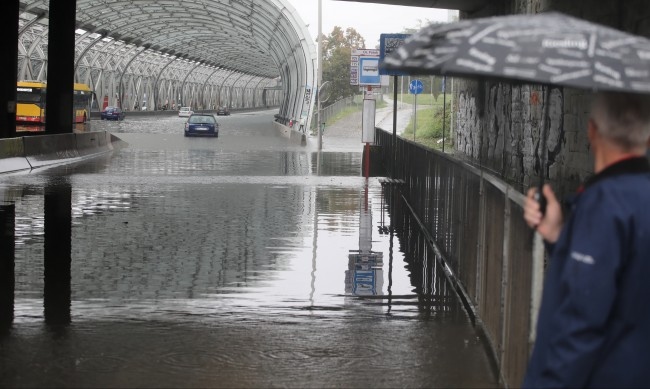 Двама души са се удавили в поройните валежи които връхлетяха