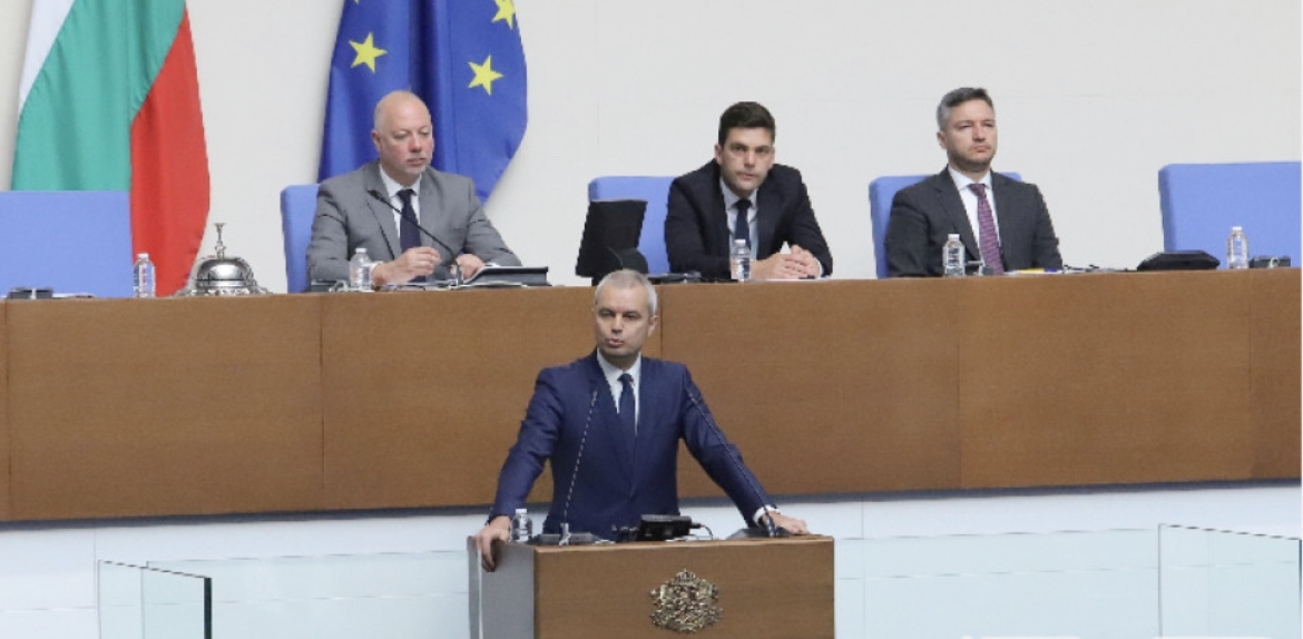 В началото на пленарното заседание от партия Възраждане призоваха министърът