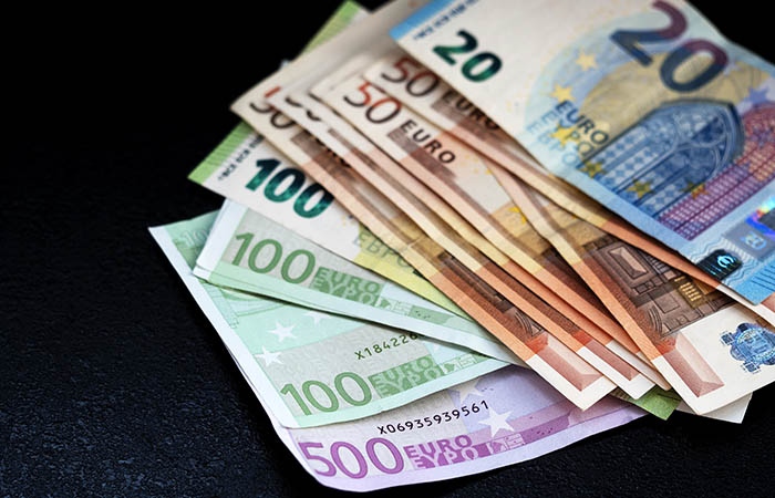 Курсът на еврото днес доближава прага от 1 07 долара съобщиха