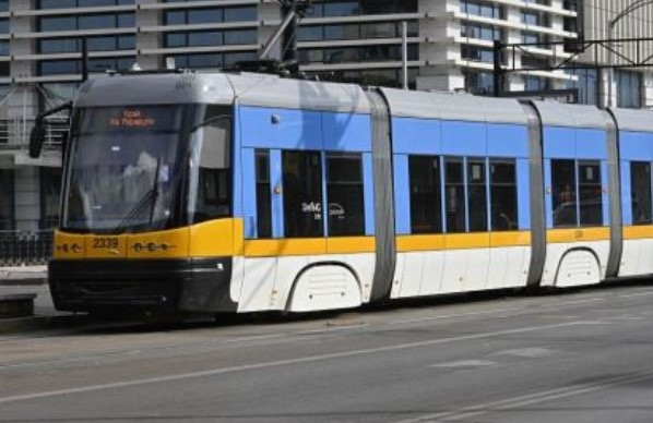 Във връзка с ремонт на релсовия път при кръстовището на