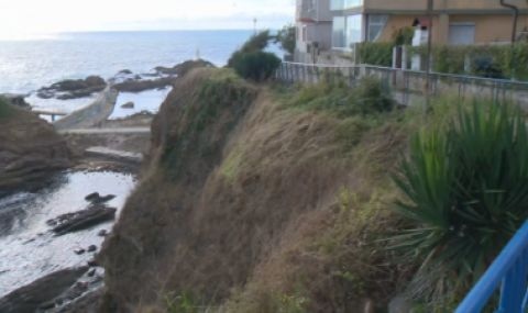 Старо свлачище в Ахтопол което е проблем от години след