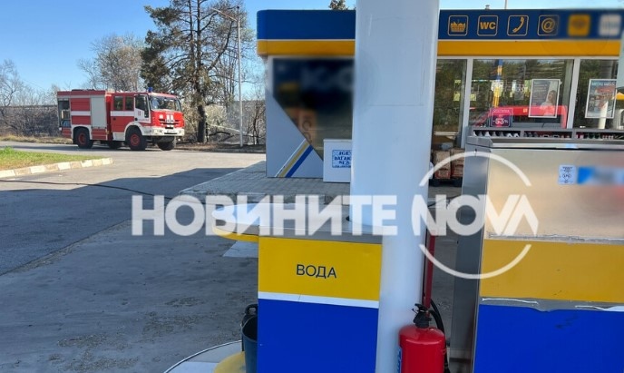 Пожар избухна на метри от бензиностанция в Казанлък.
Движението в района