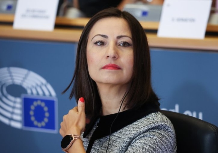 С 522 гласа за 27 против и 51