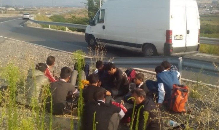 Полицията откри голяма група нелегални мигранти край Казичене които са
