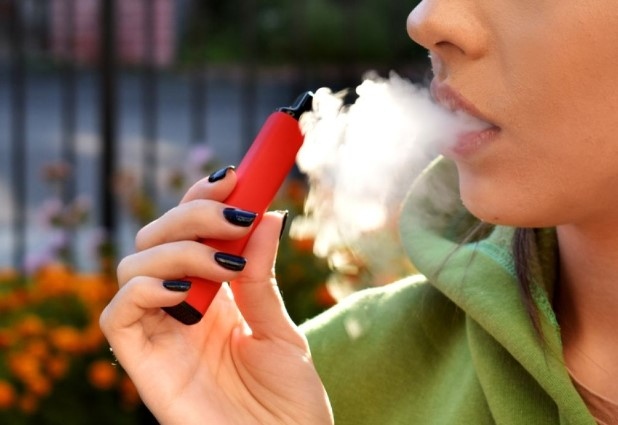 Франция се готви да забрани употребата на еднократните електронни цигари
