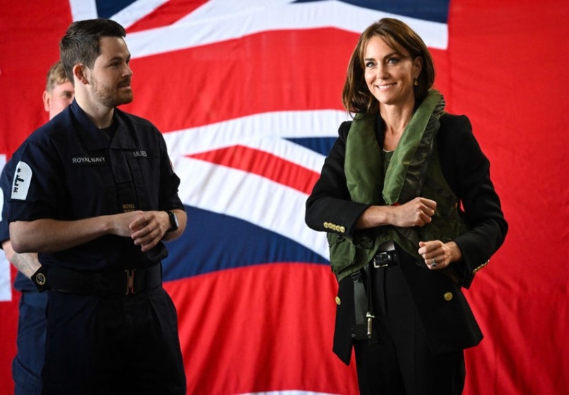 Принцесата на Уелс Катрин тества авиосимулатор при посещението си във