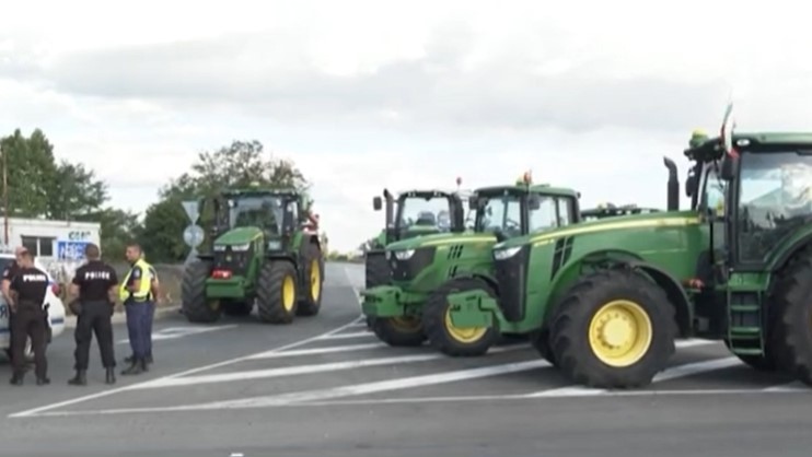 Протестиращите земеделски производители дават срок до 15 ч днес да