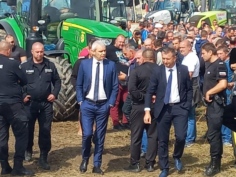 Земеделците остават в стачна готовност до подписване на меморандум с