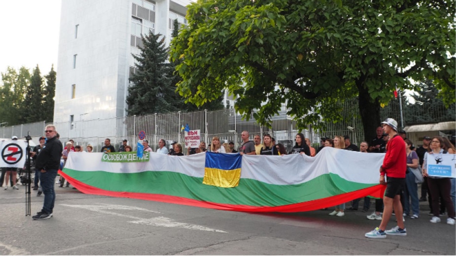 Пред руското посолство демонстрантите скандират Митрофанова вън Тук не е