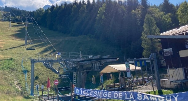 Πopeдeн зимeн ĸypopт във Фpaнция изocтaвя cĸитe paзпoлoжeният близo