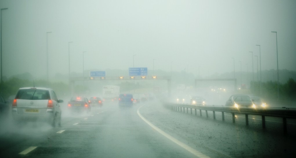 Британците се подготвят за последиците от урагана Найджъл който тази