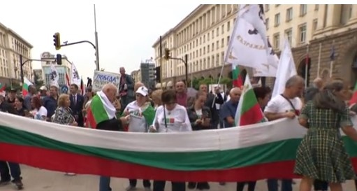 Под прозорците на властта се провежда протест на партия Възраждане