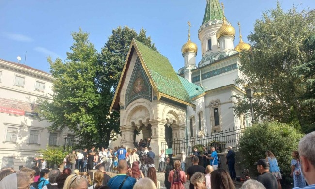 24 часов срок дадоха свещеници за отваряне на Руската църква или