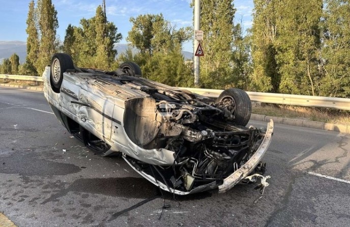 Кола се обърна по таван на бул Брюксел в София Инцидентът