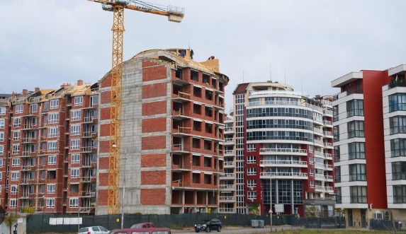 Заедно с намалялото търсене обемът на имотните сделки за първото шестмесечие
