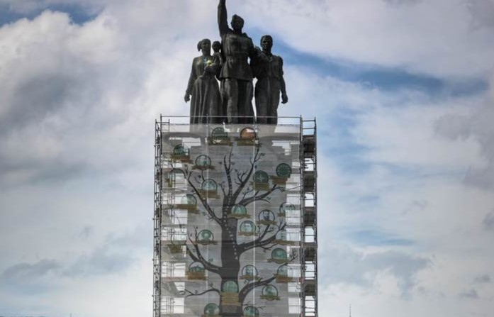 Паметникът на Съветската армия в София осъмна с интересен транспарант