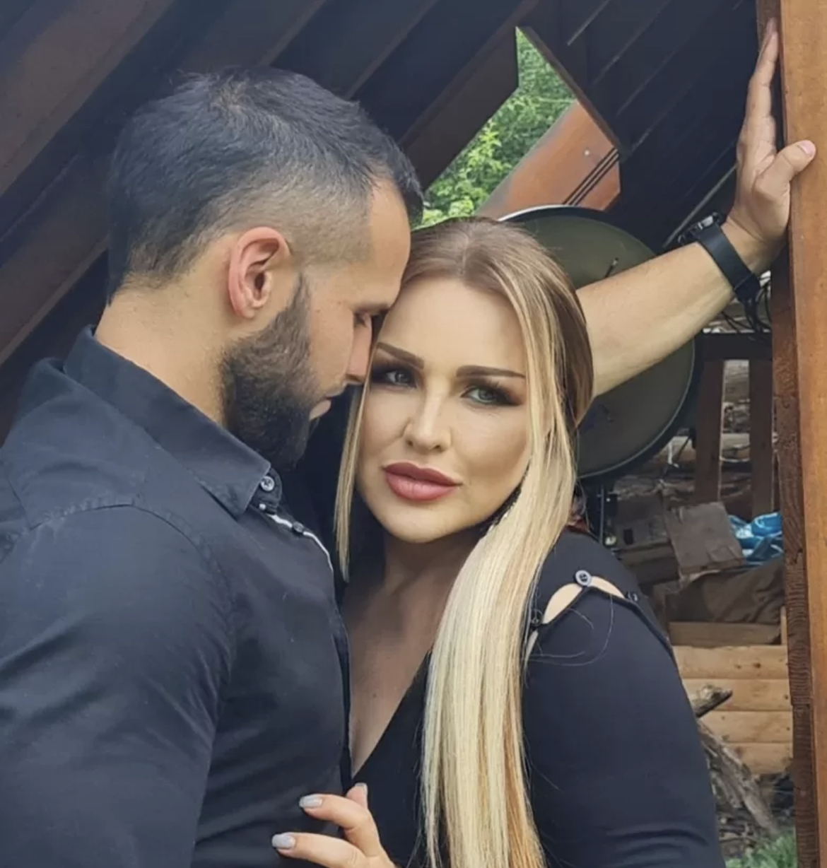 Рени продължава да бъде една от изключително търсените певици не