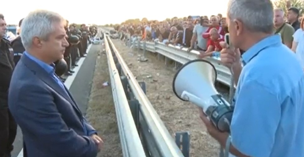 Министърът на енергетиката Румен Радев отиде при протестиращите енергетици на