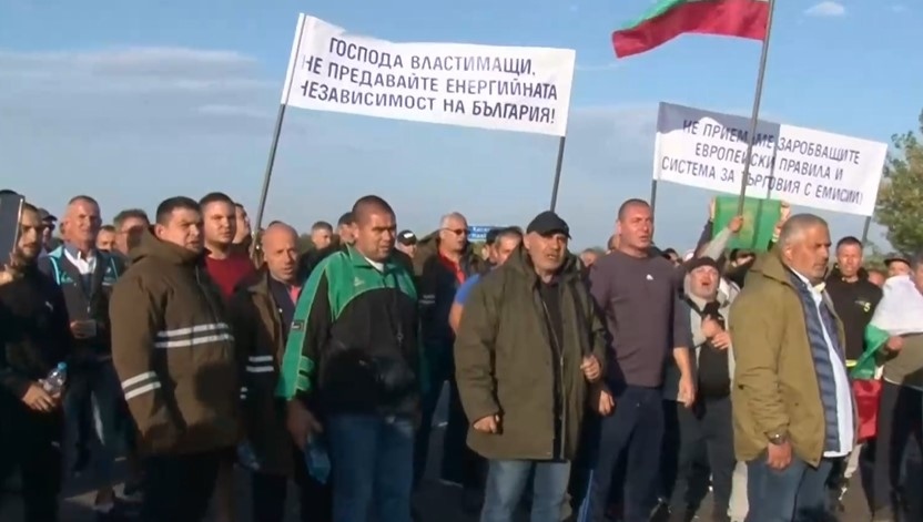 Трети ден продължават протестите и блокадите на енергетици и миньори