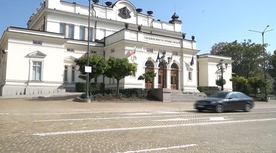 Ремонтът на жълтите павета пред сградата на Народното събрание приключи