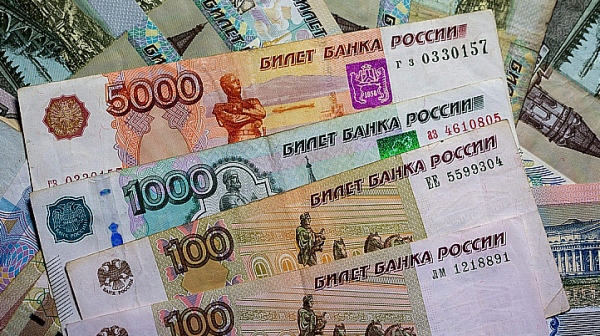 Руската рубла отслабна над символичния праг от 100 за долар