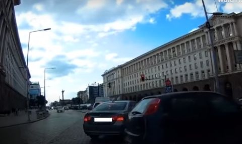 Абсурдна катастрофа пред президентството – лек автомобил BMW се завъртя