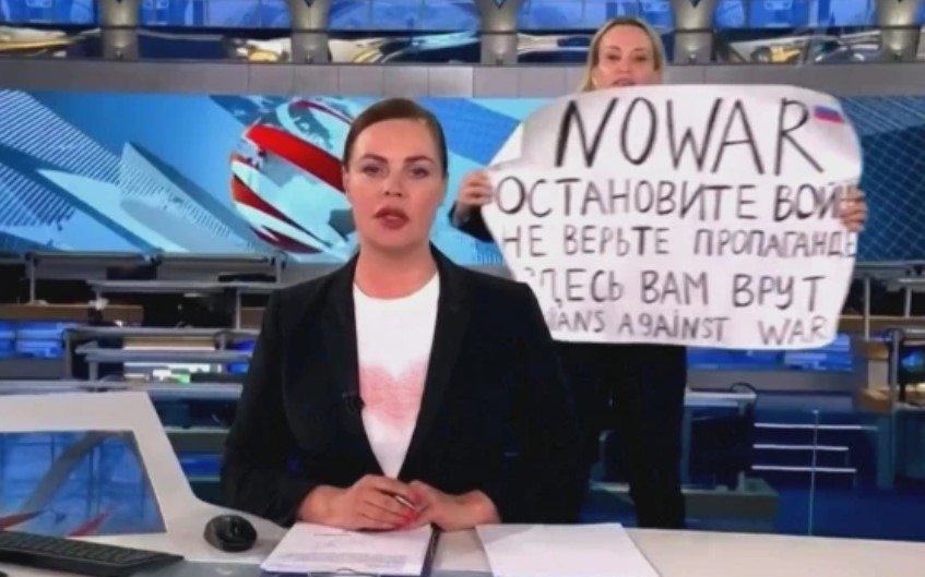 Бившият редактор от руската телевизия Първи Канал Марина Овсянникова беше