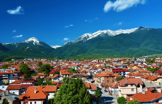 Разположен живописно в подножието на Пирин през последните години Банско