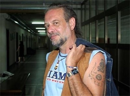 Вероятно и заради обучението в Института по история на компартията