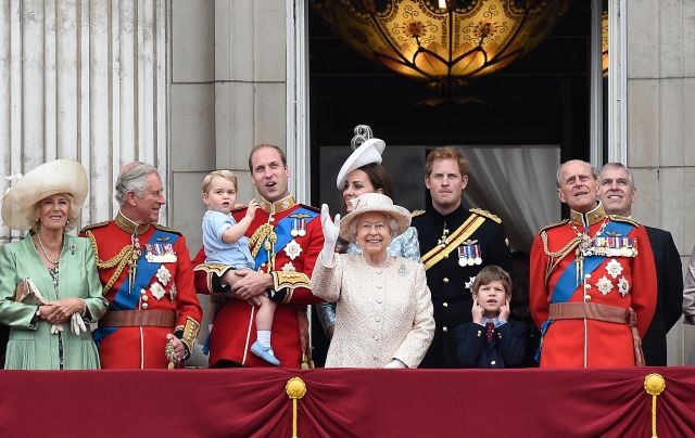 Откакто сензационно напусна кралското семейство принц Хари е въвлечен в