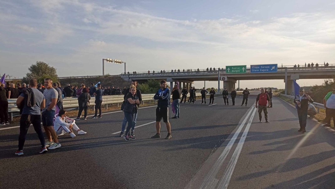 АМ Тракия остава блокирана тази сутрин за пореден осми ден