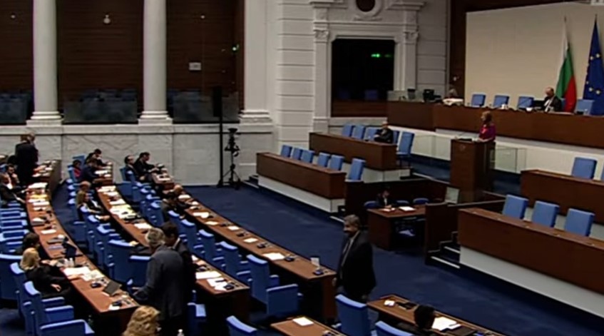 В продължение на над 8 часа Народното събрание обсъжда в