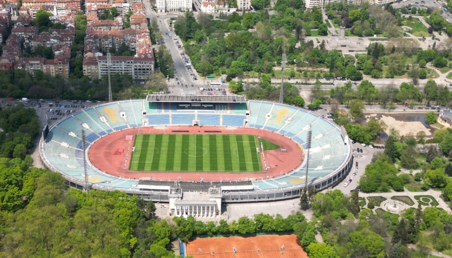 Полицията предприема засилени мерки за сигурност преди футболна среща между