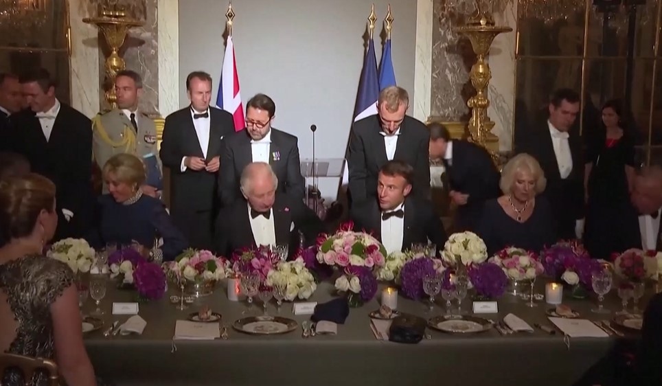 Вечеря като тази на крал Чарлз Трети във Версай може