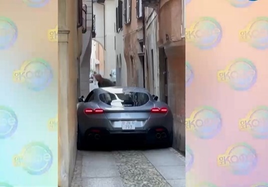 Любопитно клипче обиколи интернет На него се вижда Ferrari Roma