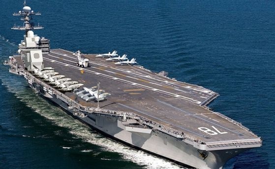 Самолетоносачът Джералд Форд един от най големите в света и придружаващата