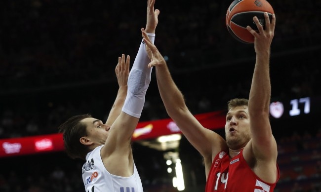 Александър Везенков тръгна с летящ старт в своя неофициален дебют