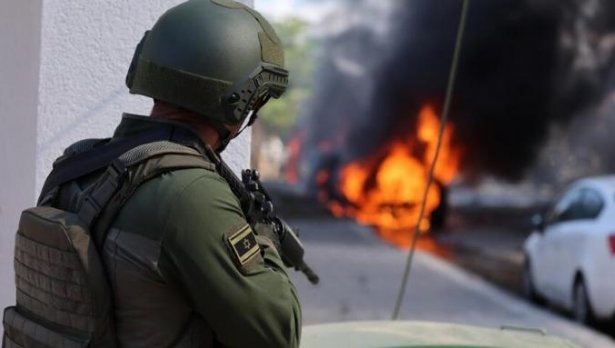 Докато хиляди ракети се изсипват върху Израел осветявайки силуета на