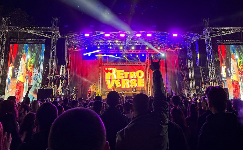 Усмивки силни емоции куп щастливи моменти и силна носталгия към