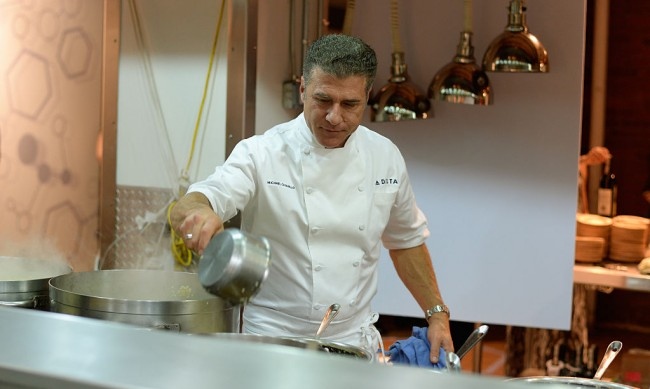 Главният готвач Майкъл Киарело известен със своите вдъхновени от Италия