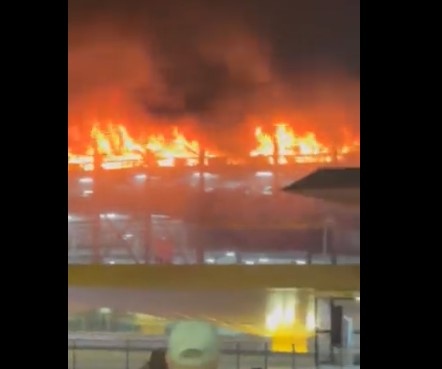 Всички полети на лондонското летище Лутън  са спрени заради огромен пожар