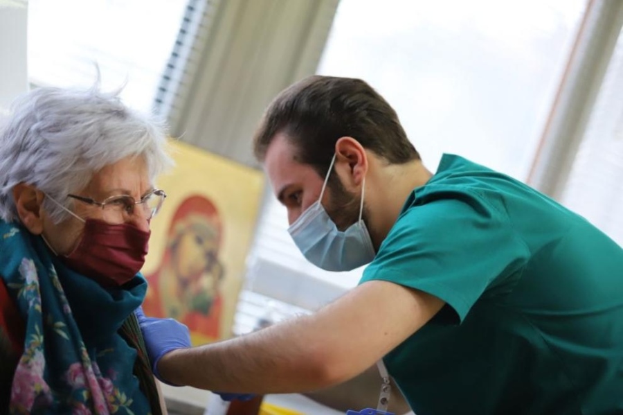Над 30 000 българи над 65 години са ваксинирани срещу грип, най-възрастният - на 101