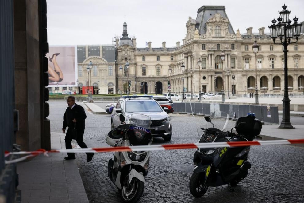 Евакуация на двореца Версай във Франция след сигнал за бомба
