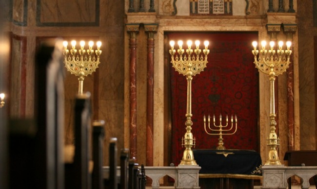 В 13:00 часа днес в Централната Софийска синагога започна Молитва